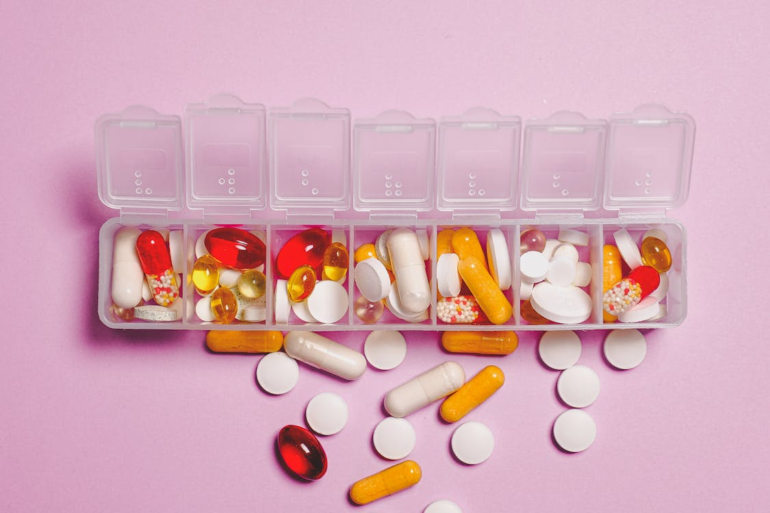 pastillero semanal con diferentes pastillas